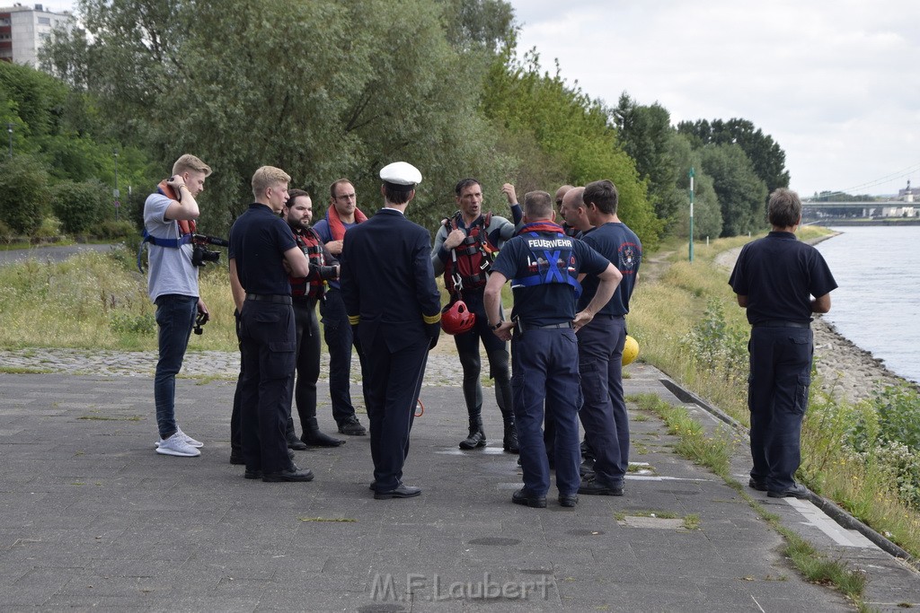 Uebung BF Taucher und Presse Koeln Zoobruecke Rhein P402.JPG - Miklos Laubert